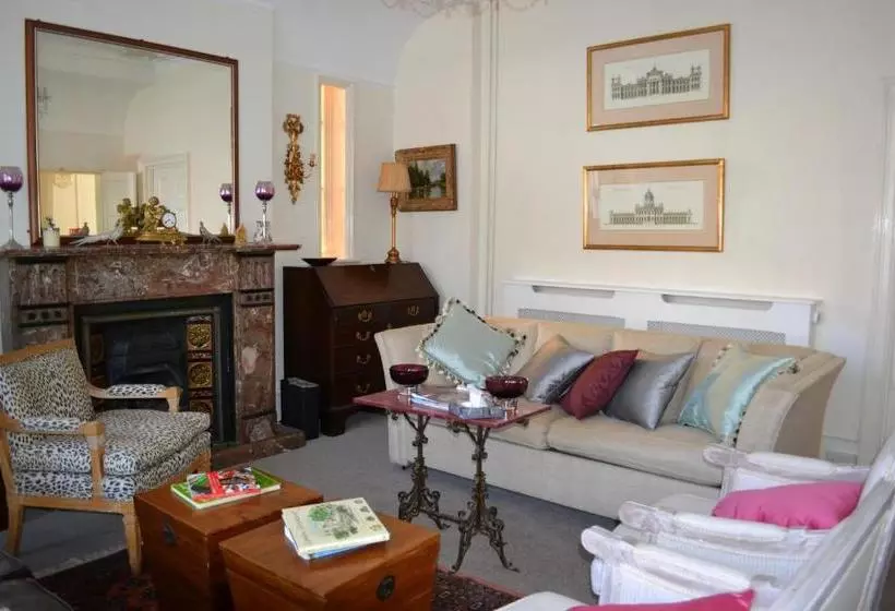 Hotel Cranleigh