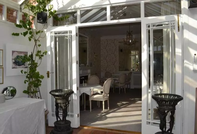 Hotel Cranleigh