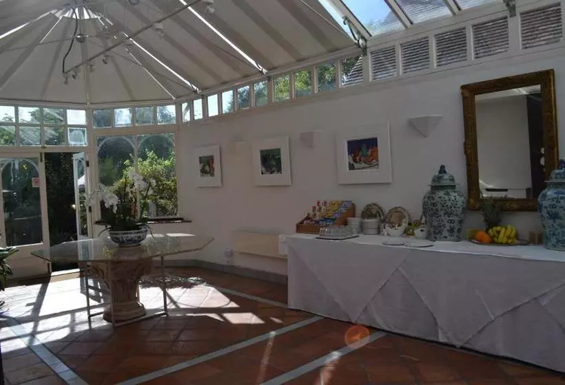 Hotel Cranleigh