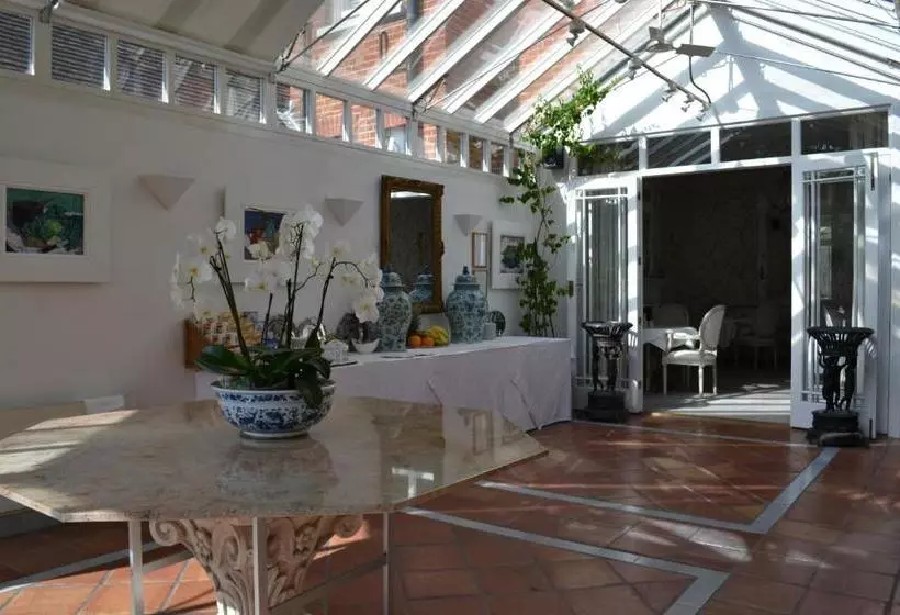 Hotel Cranleigh