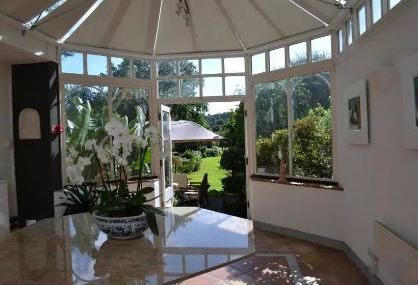 Hotel Cranleigh