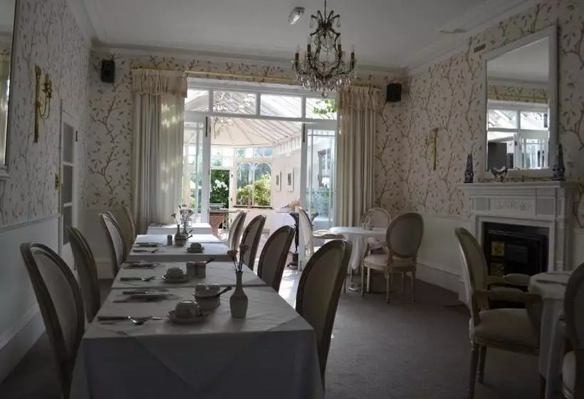 Hotel Cranleigh