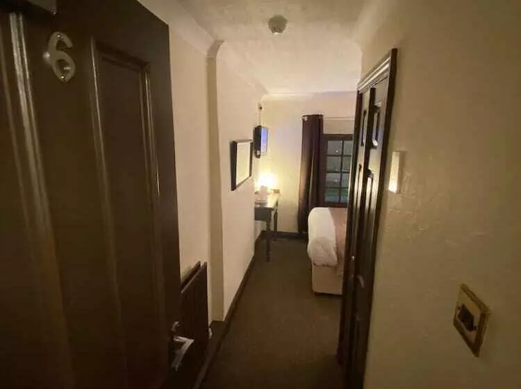 Отель The Redwell Inn