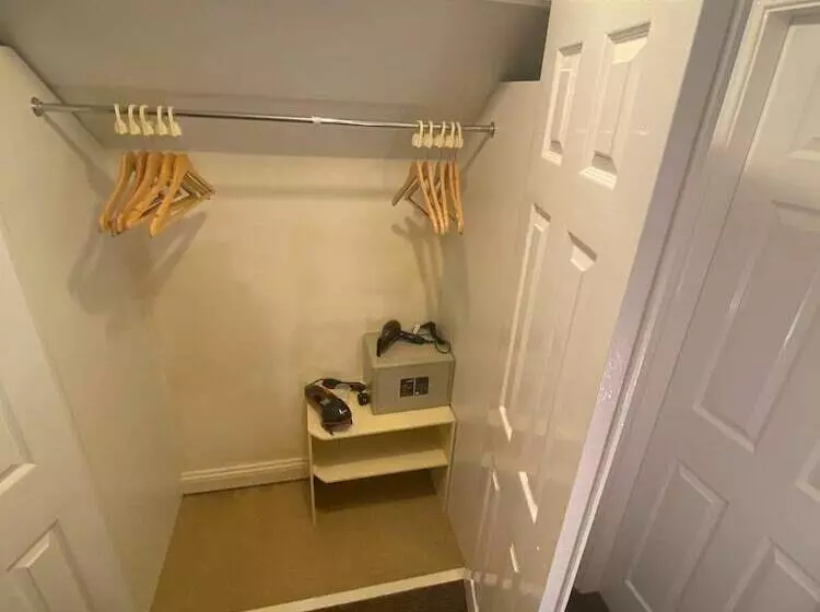 Отель The Redwell Inn