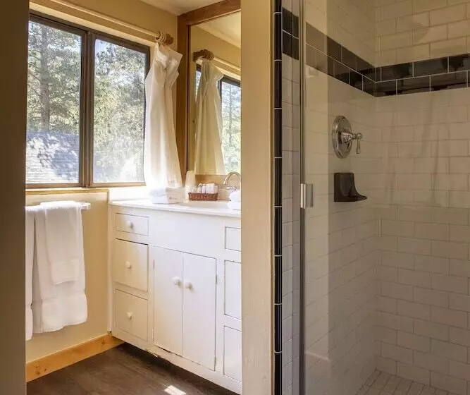 渡假胜地 Tamarack Lodge