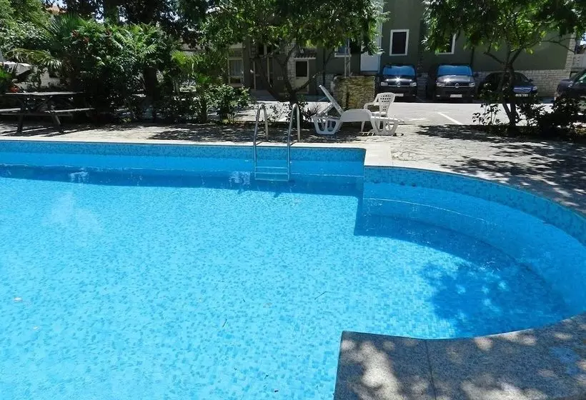 Отель Hilde Green House