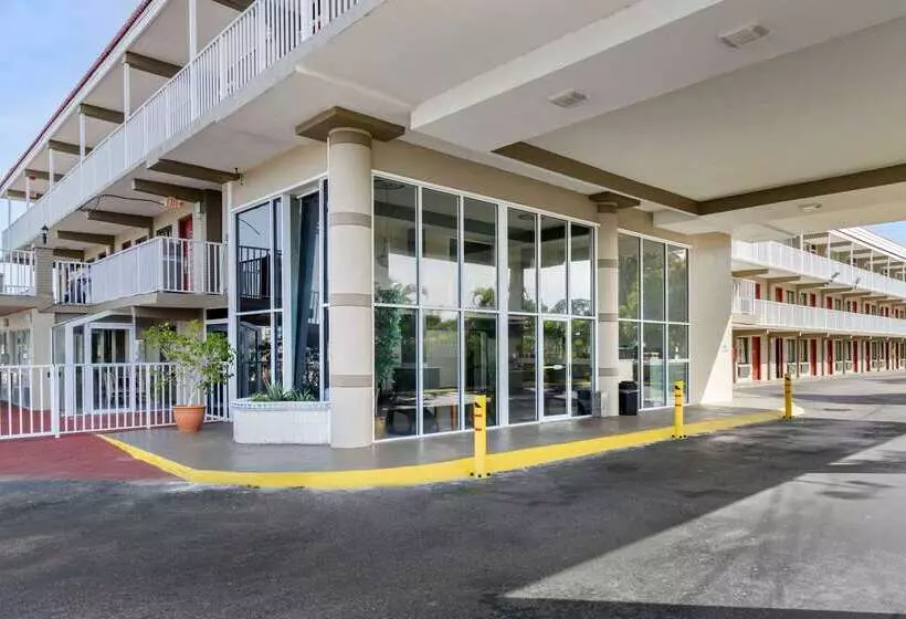בית מלון כפרי Rodeway Inn Clearwaterlargo
