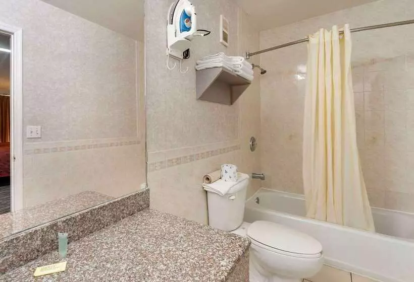 בית מלון כפרי Rodeway Inn Clearwaterlargo