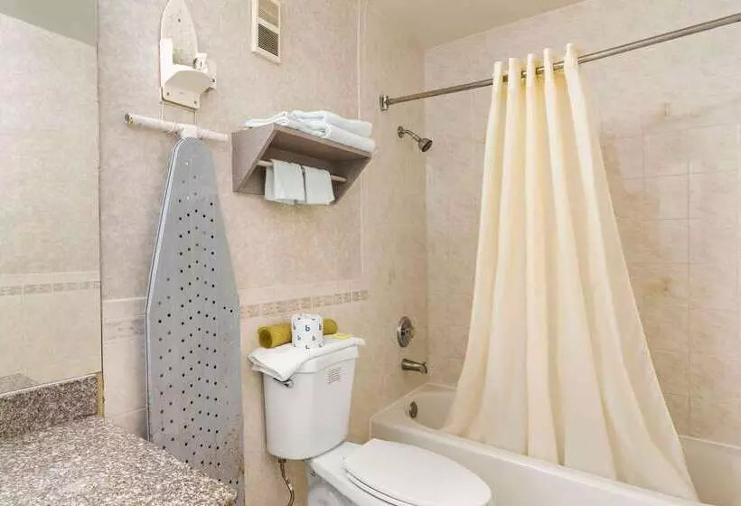 בית מלון כפרי Rodeway Inn Clearwaterlargo