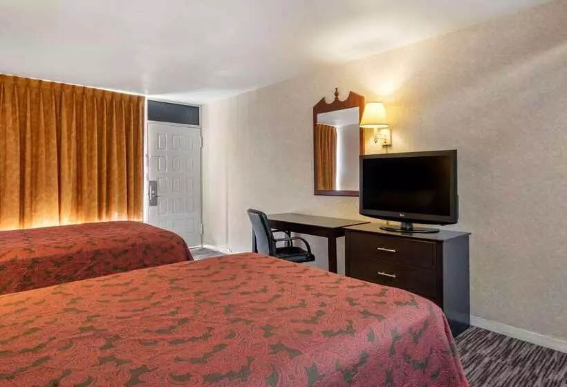 בית מלון כפרי Rodeway Inn Clearwaterlargo