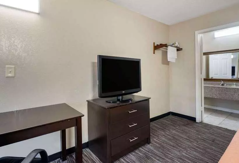 בית מלון כפרי Rodeway Inn Clearwaterlargo