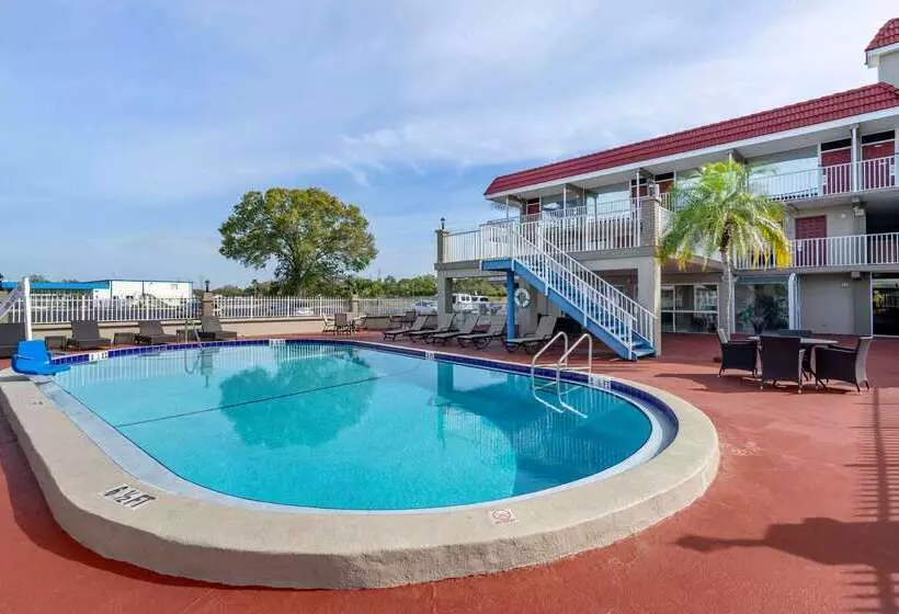 בית מלון כפרי Rodeway Inn Clearwaterlargo