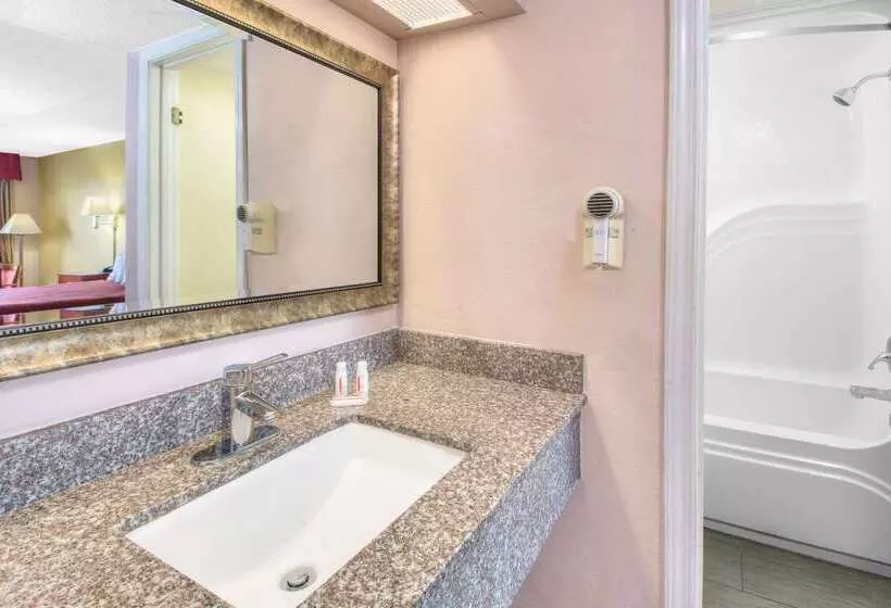 Отель Days Inn By Wyndham Gulfport