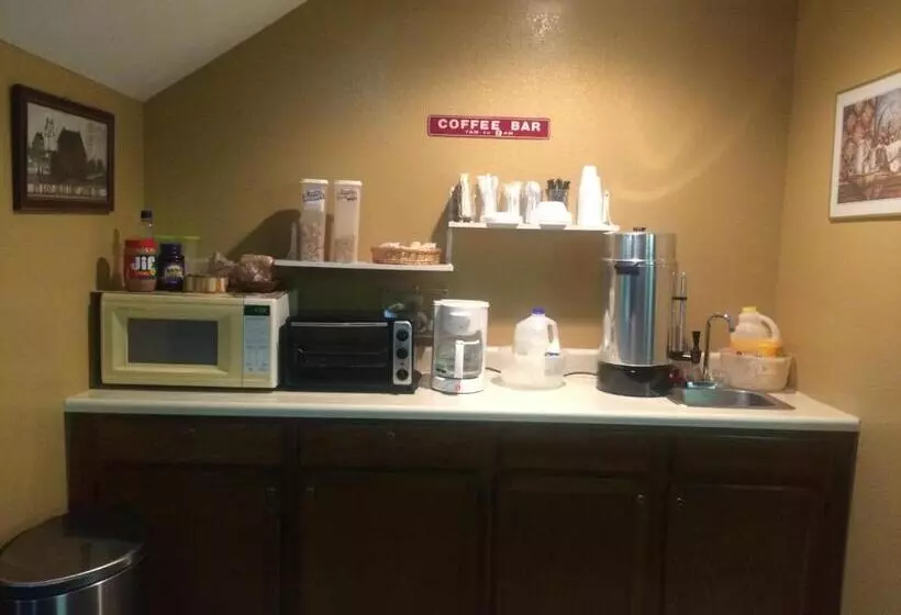 Отель Deluxe Inn Nebraska City