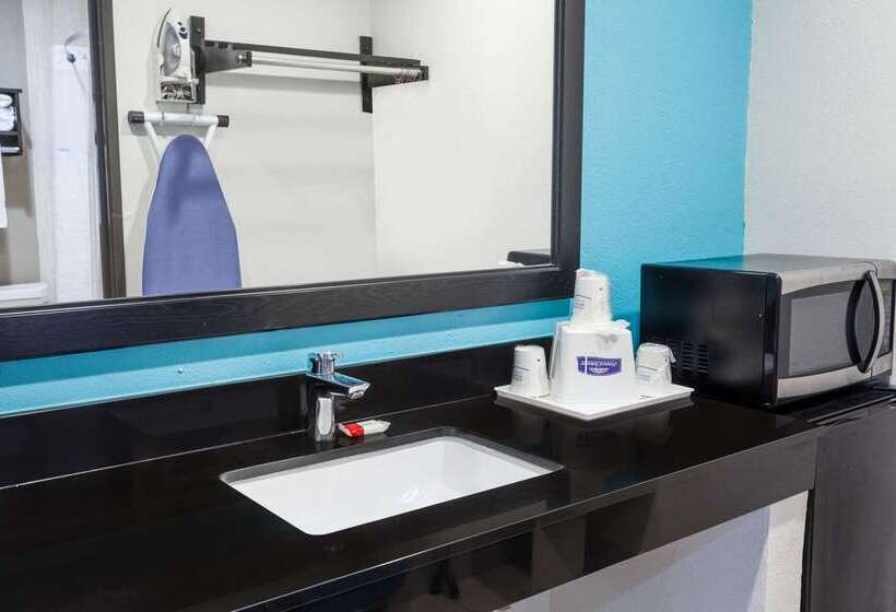 בית מלון כפרי Howard Johnson By Wyndham National City/san Diego South