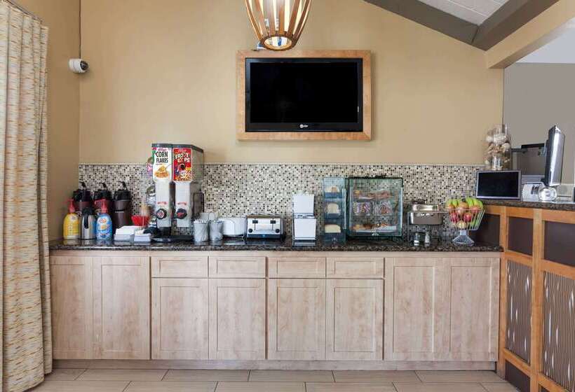 בית מלון כפרי Howard Johnson By Wyndham National City/san Diego South