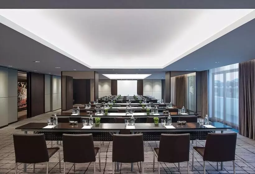 New World Makati Hotel, Manila