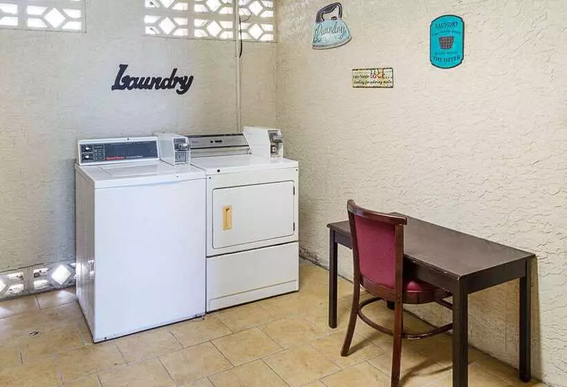 هتل Rodeway Inn Panama City