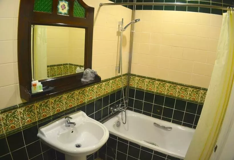 هتل The Inn At Temple Street