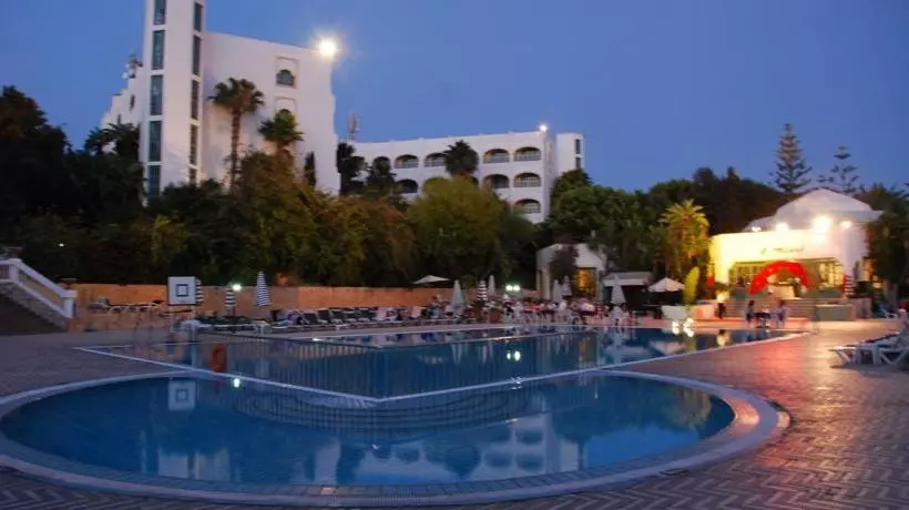 Отель Hôtel Le Tivoli