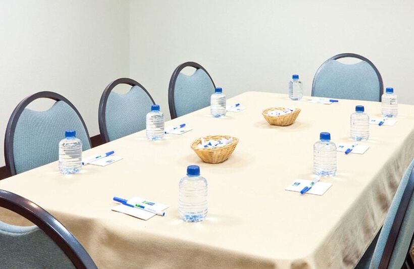 בית מלון כפרי Baymont By Wyndham East Windsor Bradley Airport