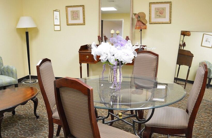 בית מלון כפרי Baymont By Wyndham East Windsor Bradley Airport