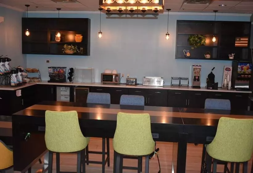 Отель Baymont By Wyndham East Windsor Bradley Airport