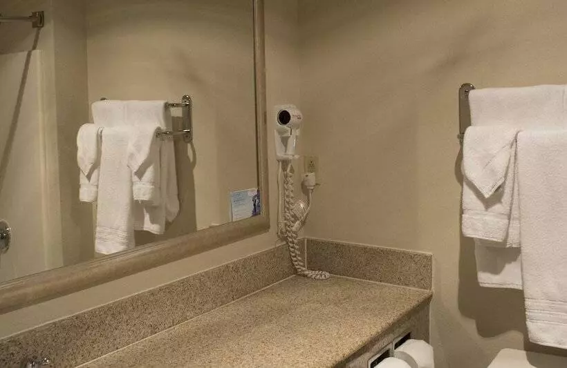 Отель Baymont By Wyndham East Windsor Bradley Airport