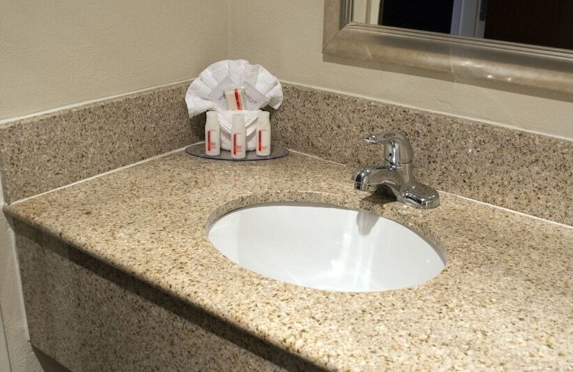 בית מלון כפרי Baymont By Wyndham East Windsor Bradley Airport