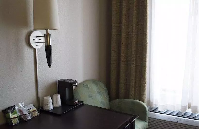 Отель Baymont By Wyndham East Windsor Bradley Airport