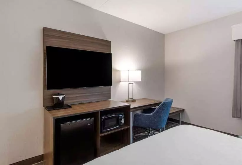 酒店 Clarion Pointe Charlottesville