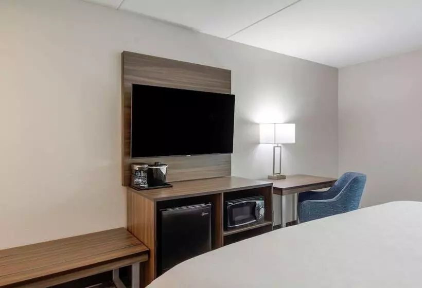 酒店 Clarion Pointe Charlottesville