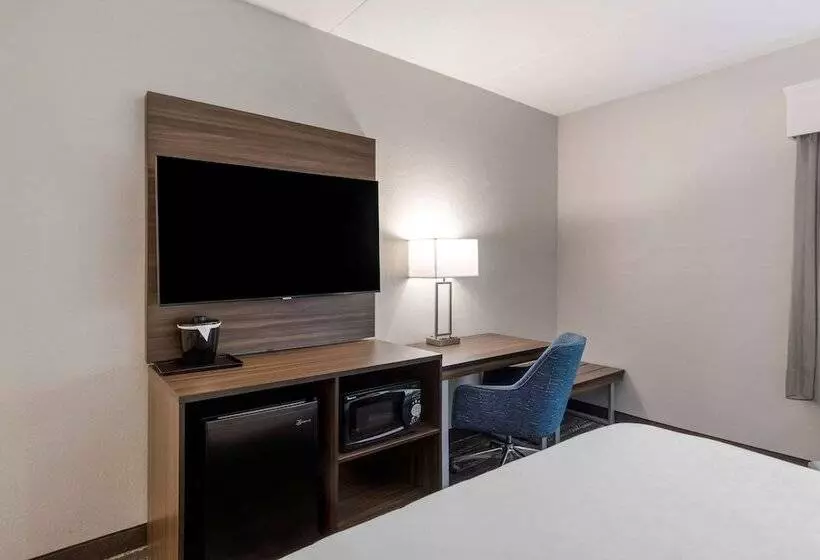 酒店 Clarion Pointe Charlottesville