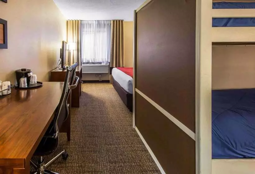 هتل Comfort Inn & Suites