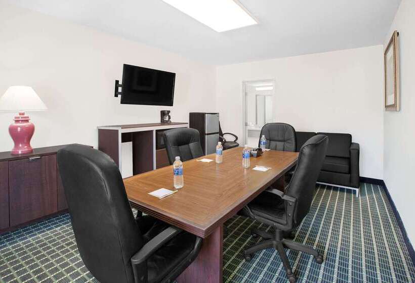 בית מלון כפרי Days Inn By Wyndham Market Center Dallas Love Field