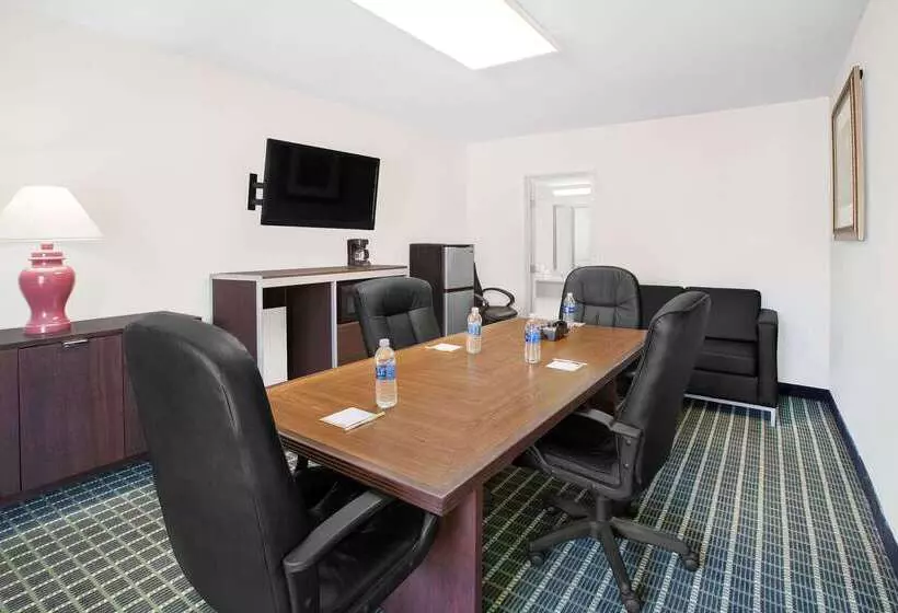 호텔 Days Inn By Wyndham Market Center Dallas Love Field