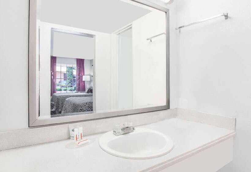 בית מלון כפרי Days Inn By Wyndham Market Center Dallas Love Field