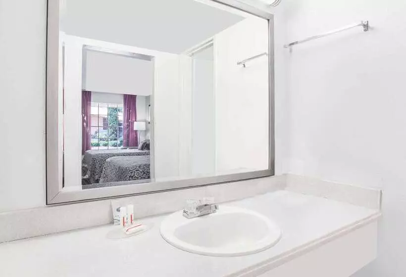 호텔 Days Inn By Wyndham Market Center Dallas Love Field