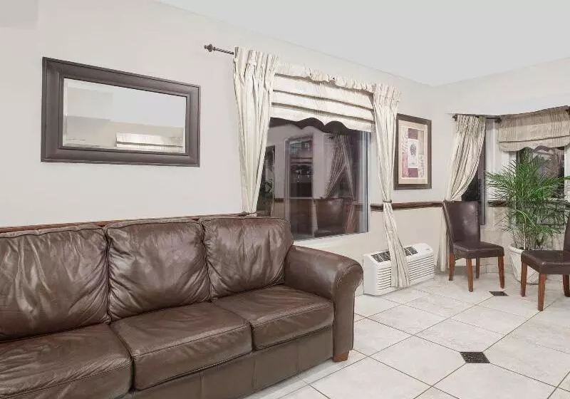 호텔 Days Inn By Wyndham Market Center Dallas Love Field