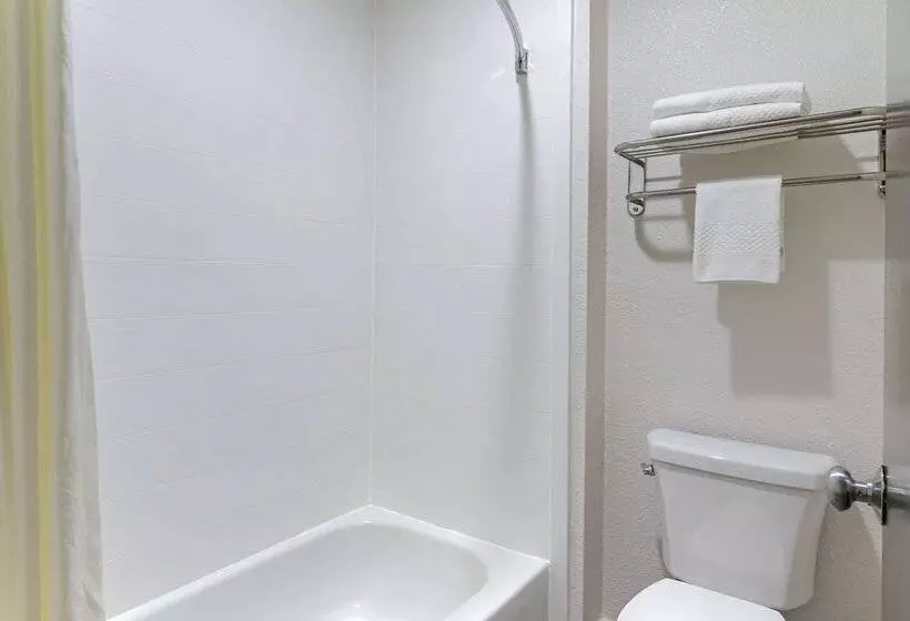 בית מלון כפרי Econo Lodge Augusta, Downtown