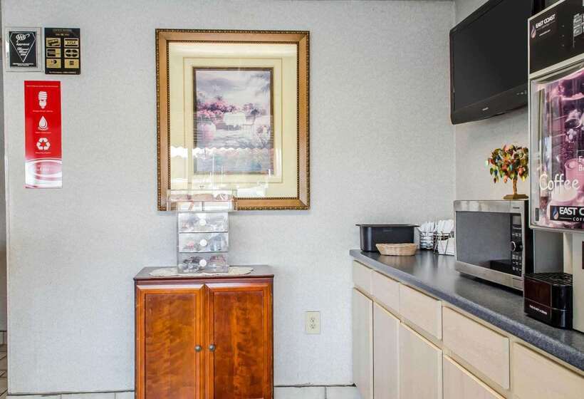 Отель Econo Lodge