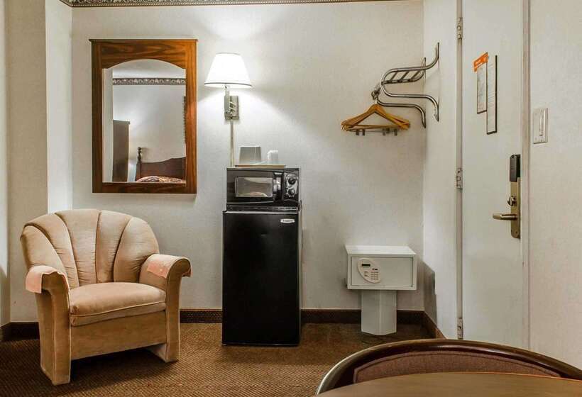 Отель Econo Lodge