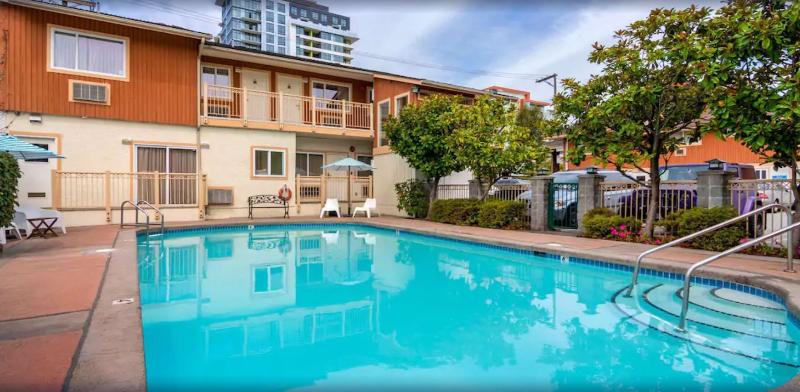 בית מלון כפרי Econo Lodge Inn & Suites