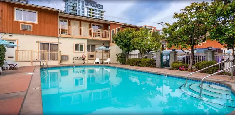 ホテル Econo Lodge Inn & Suites