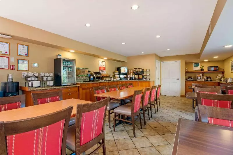 ホテル Econo Lodge Inn & Suites