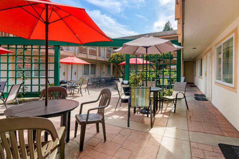 בית מלון כפרי Econo Lodge Inn & Suites