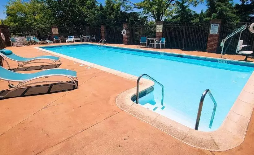 هتل Holiday Inn Express   Harrisburg East By Ihg