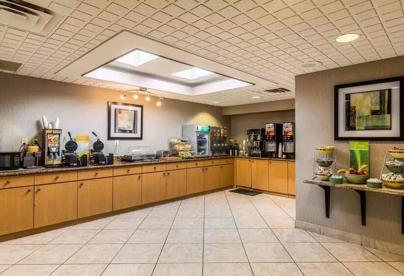 호텔 Quality Inn University Lansing