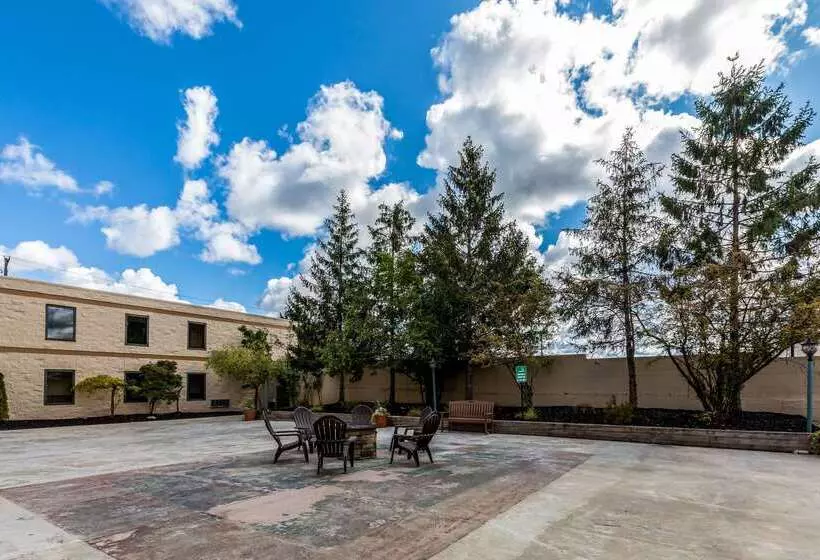 호텔 Quality Inn University Lansing