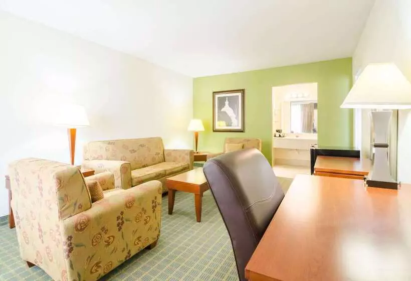 هتل Rodeway Inn & Suites Greensboro Southeast